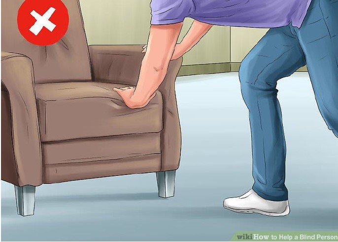 شخص يحرك كرسيًا عليه علامة X كبيرة