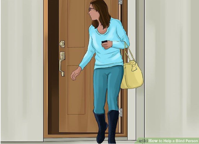 امرأة تتوجه إلى باب مفتوح