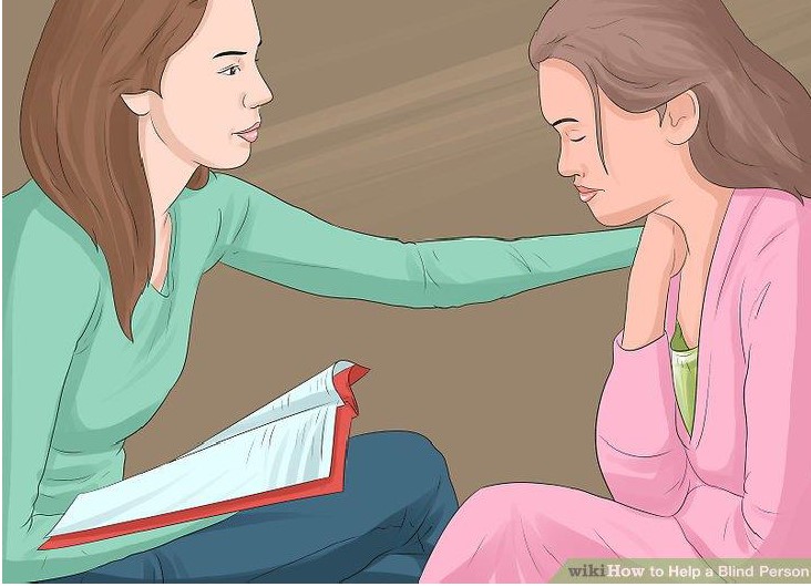امرأة تضع يدها على كتف امرأة حزينة